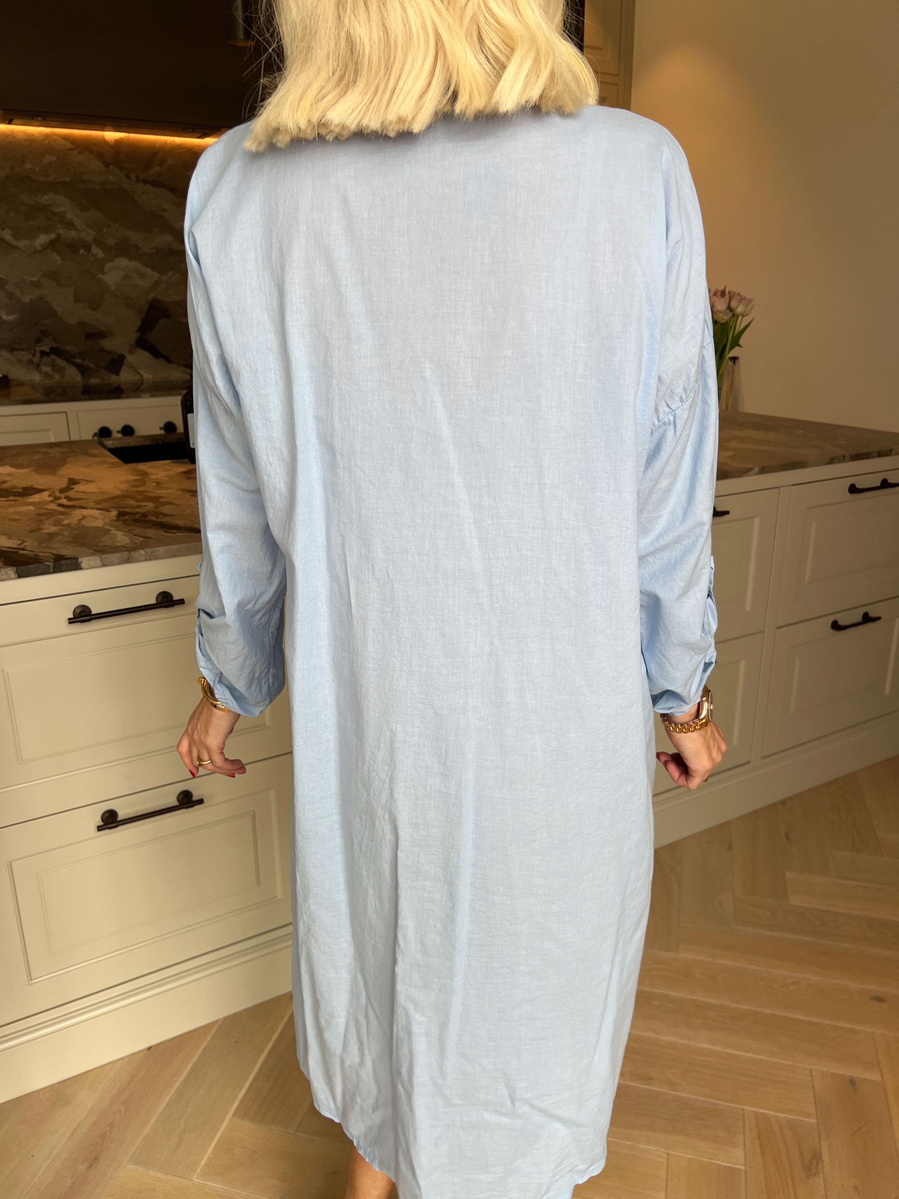 Alfreda - Skjortekjole i bomuld med broderet mønster og pailletter